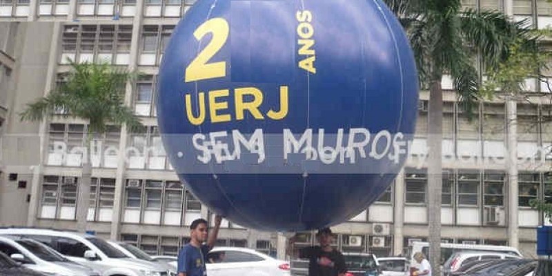 Operário em construção na Uerj sem muros