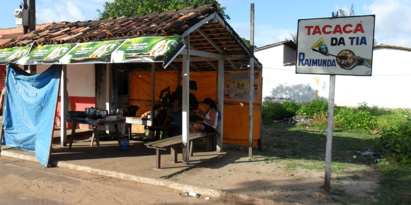 O fantasma da titia: garrafas e cuias de tacacá