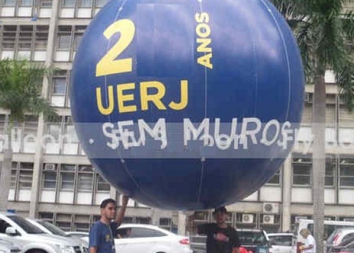 Operário em construção na Uerj sem muros